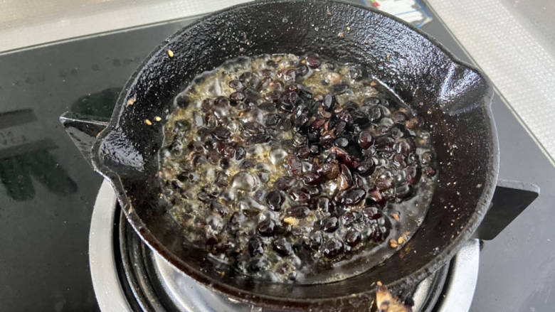 蒜蓉豆豉蒸排骨,豆豉沥干水分,热锅凉油,油可以多一点,油温热,下豆豉,小火煸香