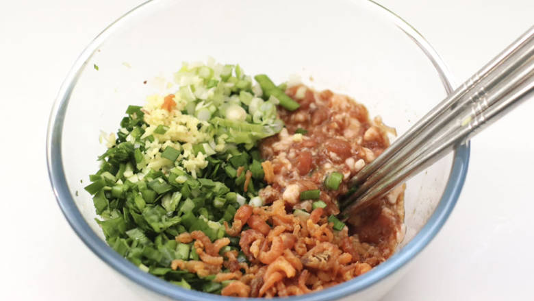 胶东人都爱的三鲜小酥饼,加入韭菜和葱姜,泡好的海米。