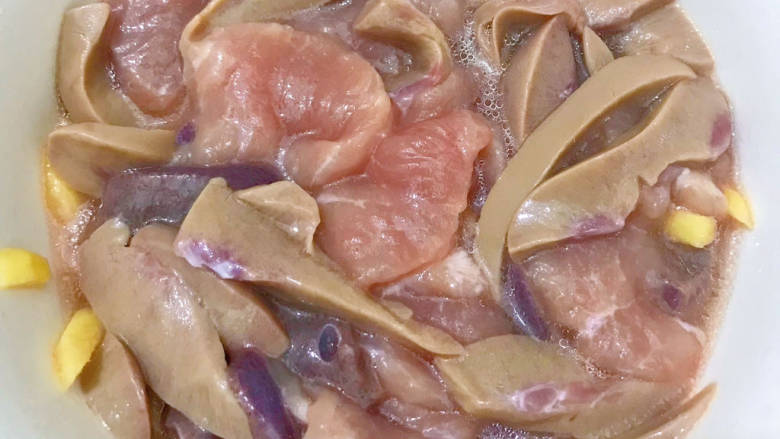 青菜猪肝汤,搅拌均匀,腌制10分钟