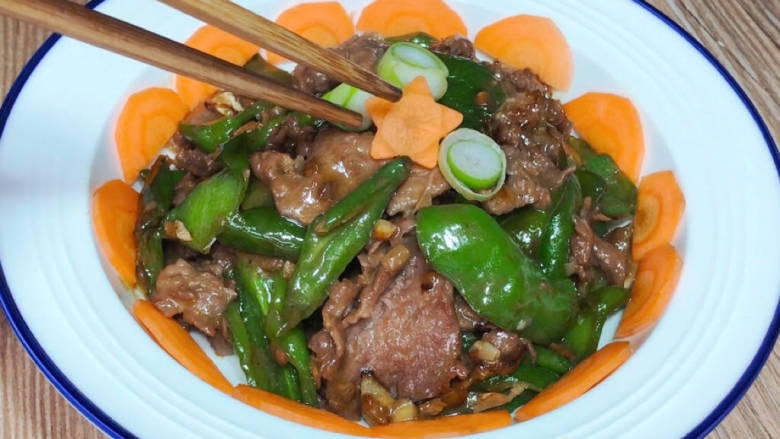 青椒炒牛肉片,出锅装盘,用自己喜欢的方式装饰一下