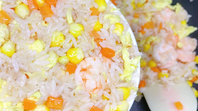 玉米虾仁蛋炒饭,装入小碗中,压紧