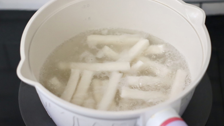 #闹元宵#对虾青菜炒年糕,锅中倒入适量清水烧开,放入年糕煮至熟。