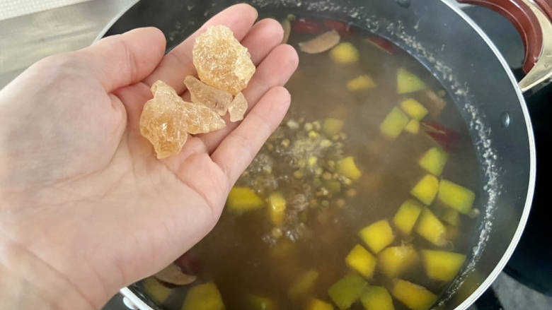 绿豆南瓜粥➕绿豆红枣南瓜粥,开盖,尝下味道,根据自己的口味添加适量<a style='color:red;display:inline-block;' href='/shicai/ 130180'>黄冰糖</a>,搅拌溶解