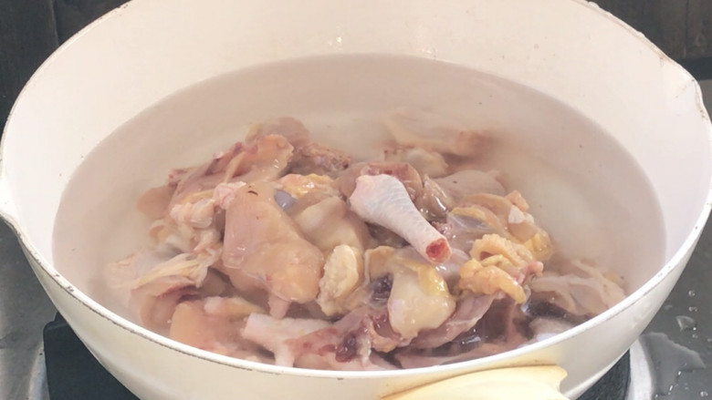 土豆香菇焖鸡,起锅注入适量清水,放入鸡肉大火煮开