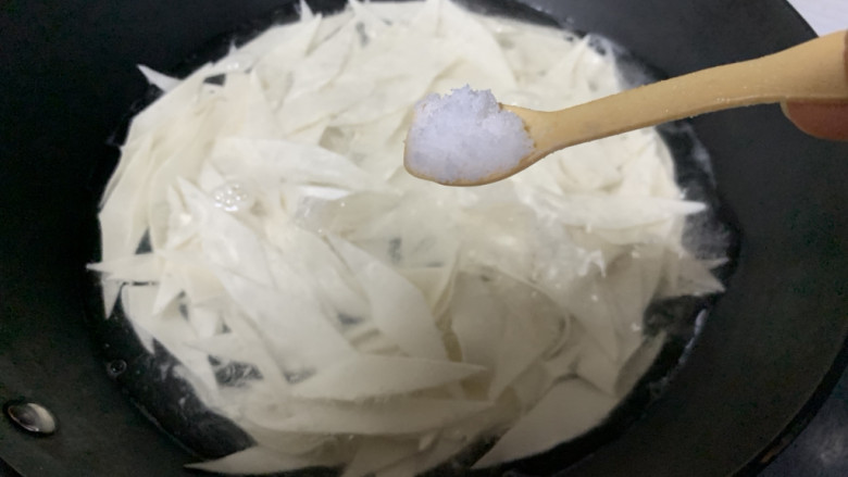 肉丝刀削面,锅内水烧开下入刀削面,加入少许盐