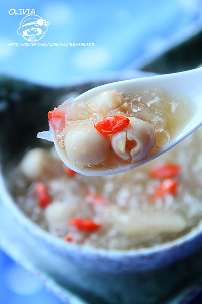 秋梨银耳莲子羹