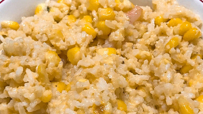 玉米虾仁蛋炒饭,最后就可以上锅吃饭啦!!