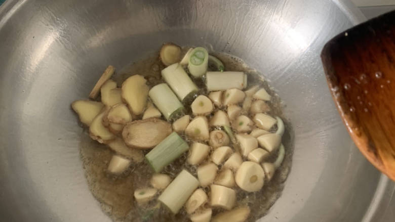 酱烧海龙虾,捞出花椒,葱姜蒜下锅