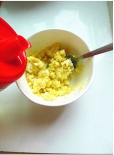 咸蛋黄花卷 ,将蛋黄中加少许食用油用小勺压成蛋黄颗粒;