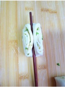 咸蛋黄花卷 ,用筷子在中心处用力压下,二侧的花纹就可呈现出来了;