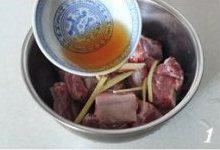 酱香排骨,排骨中加入<a style='color:red;display:inline-block;' href='/shicai/ 37'>姜</a>丝,30ml左右的料酒,用手不断的抓捏排骨,让其去腥,静至30分钟,然后倒去多余的料酒;