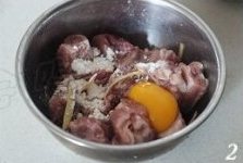 酱香排骨,之后在排骨中敲入一个蛋黄,生粉。继续抓捏均匀;