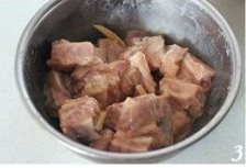 酱香排骨,抓均匀的排骨,腌制入味;