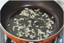 酱香排骨,平底锅中,加入适量的食用油,爆香切碎的蒜粒,姜丝;