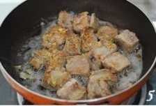 酱香排骨,之后加入排骨,煎至二面金黄;