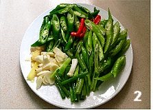 农家小炒肉,把湖南椒和<a style='color:red;display:inline-block;' href='/shicai/ 80'>杭椒</a>斜切成马耳朵形，小米辣椒剖开，<a style='color:red;display:inline-block;' href='/shicai/ 2800'>生姜</a>和<a style='color:red;display:inline-block;' href='/shicai/ 2794'>大蒜</a>切片，<a style='color:red;display:inline-block;' href='/shicai/ 3232'>香葱</a>切成段；