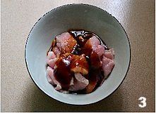 农家小炒肉,将<a style='color:red;display:inline-block;' href='/shicai/ 4430'>里脊肉</a>切成薄片，用1茶匙<a style='color:red;display:inline-block;' href='/shicai/ 894'>黄酒</a>、半汤匙蚝油和半汤匙<a style='color:red;display:inline-block;' href='/shicai/ 692'>酱油</a>腌制10分钟；