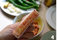 农家小炒肉,起净锅,把锅烧干,用手拿住肉身,将<a style='color:red;display:inline-block;' href='/shicai/ 428'>五花肉</a>的皮放入锅中以中火烙黄,起皱;