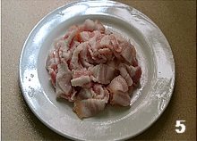农家小炒肉,将五花肉皮刮洗干净后,再切成薄片;