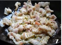 农家小炒肉,炒锅倒入<a style='color:red;display:inline-block;' href='/shicai/ 848'>菜籽油</a>,待油冒青烟,有股香味后把五花肉放入煸炒;