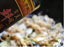 农家小炒肉,加入1汤匙酱油,半汤匙蚝油,1茶匙黄酒,2滴<a style='color:red;display:inline-block;' href='/shicai/ 762'>老抽</a>翻炒均匀;