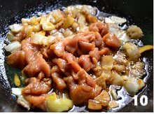 农家小炒肉,把里脊肉片放锅中翻炒;