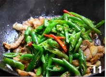农家小炒肉,里脊肉片断生后,加入焙过的辣椒翻炒均匀,试咸度考虑是否放盐;