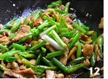 农家小炒肉,加入白<a style='color:red;display:inline-block;' href='/shicai/ 10588'>糖</a>、<a style='color:red;display:inline-block;' href='/shicai/ 813'>鸡粉</a>、香葱，再滴入<a style='color:red;display:inline-block;' href='/shicai/ 847'>香油</a>，翻炒均匀，关火即成。