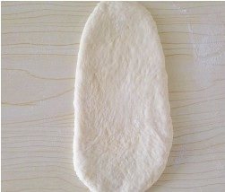 金枪鱼面包 ,醒发好的面团擀成椭圆形;