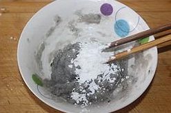 小米虾滑粥,再放入少许盐和干淀粉还是顺着原来的方向搅打均匀;