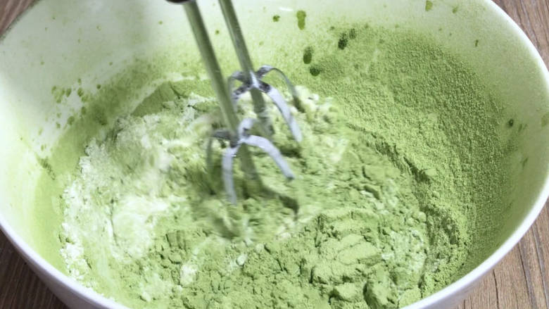 抹茶红豆蛋糕卷,筛入所有的粉类,拌匀成浓稠糊状