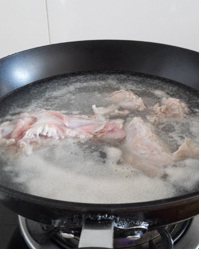 山西运城北相羊肉胡卜,锅里放如足量冷水,放入羊腿肉,大火烧至水开表面飘起浮沫,把羊腿肉捞出用温水冲掉羊肉表面浮沫备用;