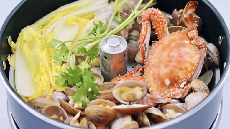 娃娃菜海鲜汤,大火再烧1分钟,撒上<a style='color:red;display:inline-block;' href='/shicai/ 131'>香菜</a>即可关火,可以直接享用,也可以盛到碗里,看个人喜好。