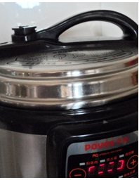 山西运城北相羊肉胡卜,盖好锅盖,通电按“肉类”键“保压”20分钟,煮至羊肉熟烂;