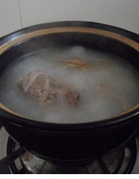 山西运城北相羊肉胡卜,电压力锅炖肉汤只是加快肉类的成熟时间,熬好的汤汁清澈不够浓白,此时,把羊肉连汤一起移到砂锅,继续煮至20分左右使汤汁浓白,羊肉汤就熬好了;