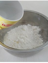 山西运城北相羊肉胡卜,胡卜(饼子)面团的和制过程:<a style='color:red;display:inline-block;' href='/shicai/ 519'>面粉</a>300可放在和面盆中,分次倒入适量温水;