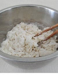 山西运城北相羊肉胡卜,用筷子把面粉和温水搅拌均匀,形成无干粉的湿性面絮;