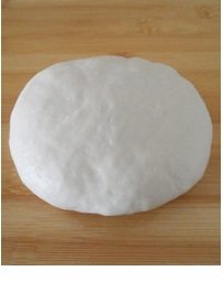 山西运城北相羊肉胡卜,胡卜(饼子)的制作与煎制:饧好的面团放在案板上;