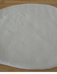 山西运城北相羊肉胡卜,用擀面杖擀成0.5~1CM厚的大面片;