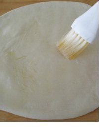 山西运城北相羊肉胡卜,用刷子在饼皮表面均匀刷一层食用油;
