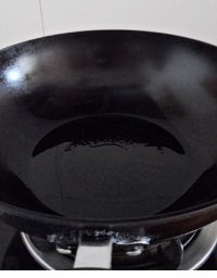 山西运城北相羊肉胡卜,平底锅放火上烧热,倒入少量食用油;