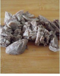 山西运城北相羊肉胡卜,煮熟的羊肉切成片状;