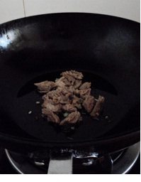 山西运城北相羊肉胡卜,羊肉放入锅中;