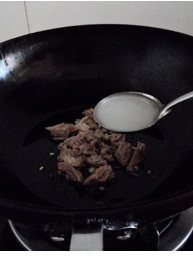 山西运城北相羊肉胡卜,舀入适量羊汤,没过羊肉表面;