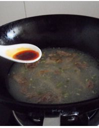 山西运城北相羊肉胡卜,加入<a style='color:red;display:inline-block;' href='/shicai/ 852'>辣椒油</a>,煮到锅里的汤汁烧开;