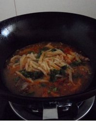 山西运城北相羊肉胡卜,撒入香菜和葱绿部分,稍微烩煮2~3分钟,即可出锅。