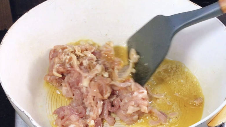 茼蒿炒肉丝,起锅热油,放入瘦肉,炒至变色