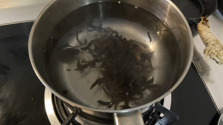 家常拌面➕家常葱油拌面,坐锅烧水,水开加一茶匙食盐,下木耳丝煮一分钟捞出过凉