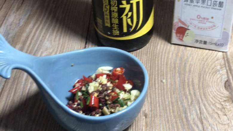水煮螃蟹,装入味碟中,加入<a style='color:red;display:inline-block;' href='/shicai/ 134659'>花椒粒</a>