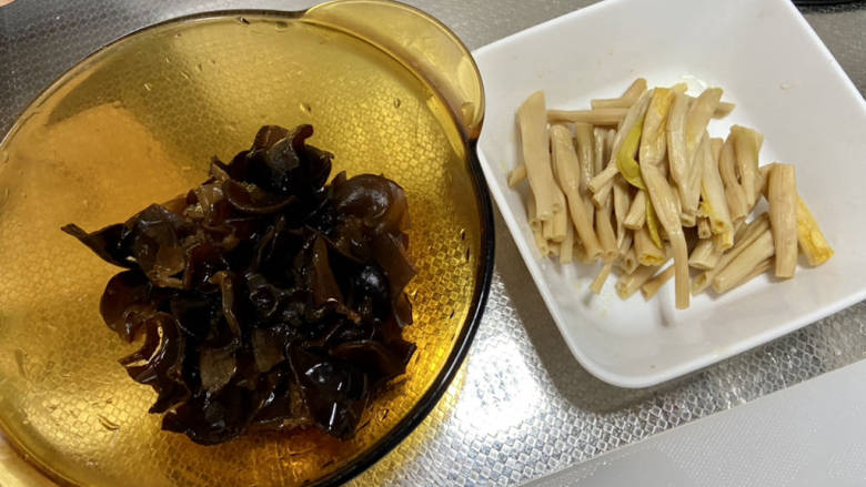 醋溜木须肉,泡发好的木耳揉搓洗净后撕小朵,泡发好的黄花菜清洗后切去花蒂,再切两段